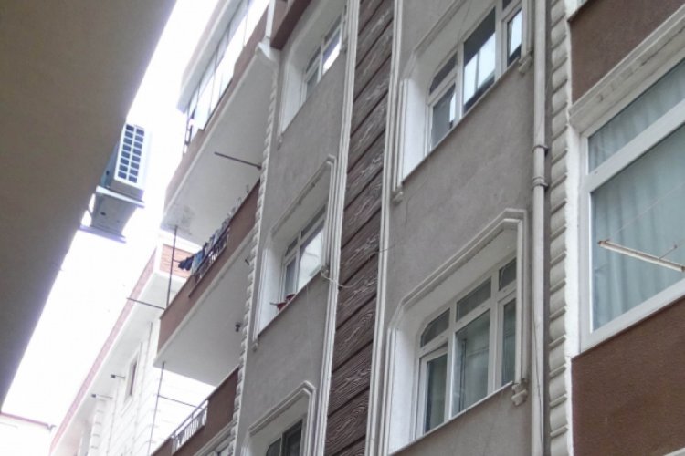 6 aylık kardeşi kucağından kayıp 3'&uuml;nc&uuml; kattan d&uuml;şt&uuml;