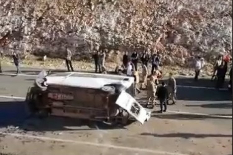 Mardin'de otomobil ile hafif ticari ara&ccedil; &ccedil;arpıştı: 6 yaralı