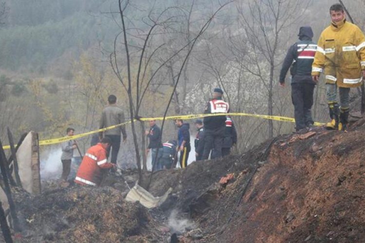 Evinin &ouml;n&uuml;nde yaktığı anız, canına mal oldu