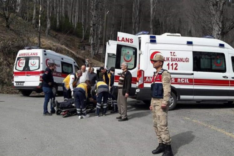 Şehitliğe bayrak asıyorlardı! 1 zabıta &ouml;ld&uuml;, diğeri yaralı
