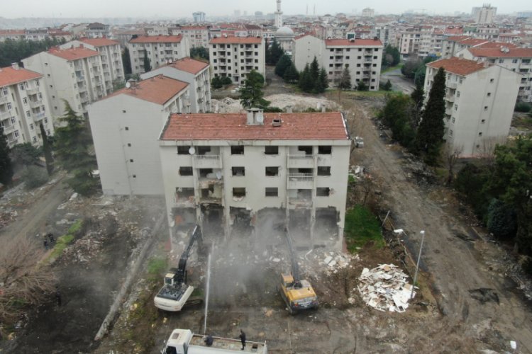 Yapılacak millet bah&ccedil;esi i&ccedil;in askeri lojmanların yıkımına başlandı