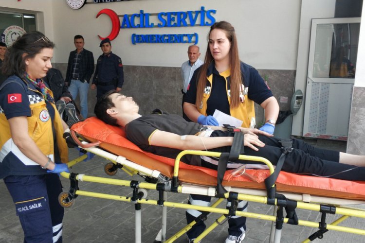 Lise &ouml;ğrencisi okul &ccedil;ıkışı silahlı saldırıda kazara vuruldu