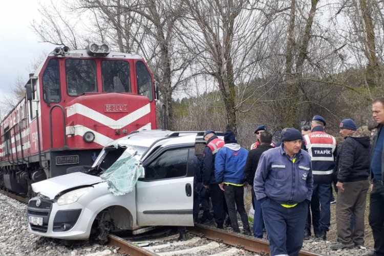 Tren hafif ticari araca &ccedil;arptı: 2 &ouml;l&uuml;, 2 yaralı
