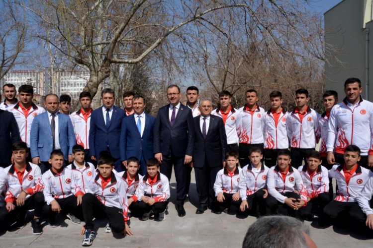 Bakan Kasapoğlu &ouml;ğrencilerle bir araya geldi