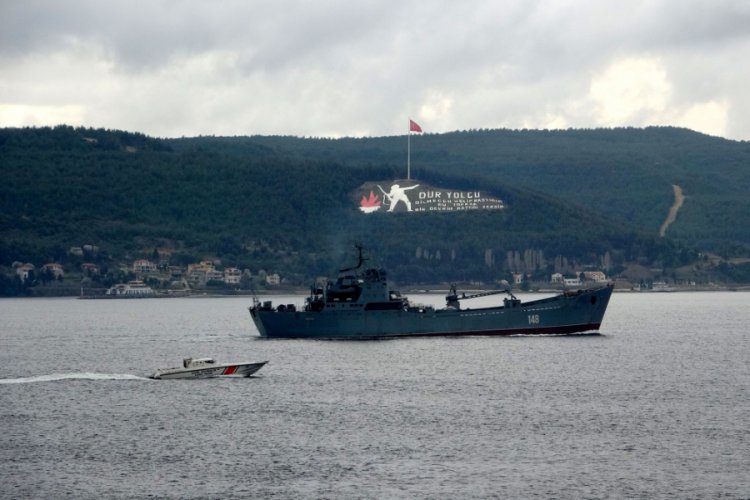 Rus savaş gemisi 'Orsk', &Ccedil;anakkale Boğazı'ndan ge&ccedil;ti