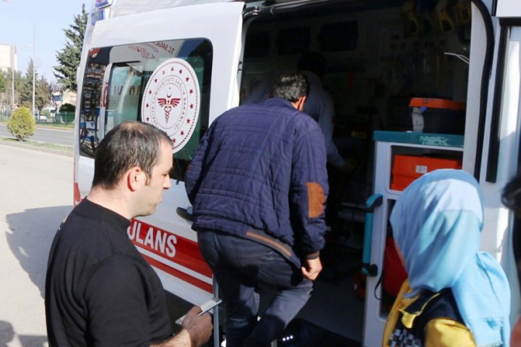 &Uuml;st ge&ccedil;itte intihara kalkışınca polis ikna etti