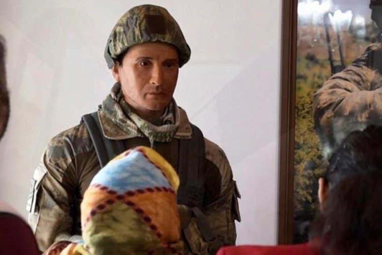 Şehidin annesine &ouml;len oğlunun balmumu heykeli hediye edildi