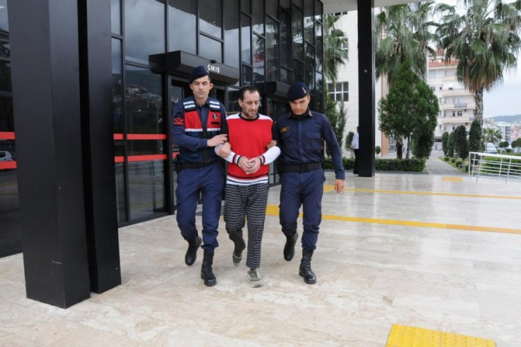 Camideki sadaka kutusunu &ccedil;alan ş&uuml;pheli tutuklandı