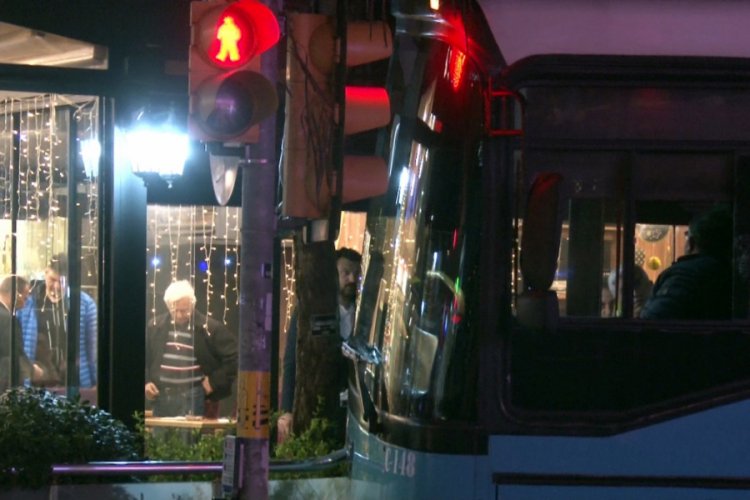 Freni boşalan halk otob&uuml;s&uuml; kaldırıma &ccedil;ıktı
