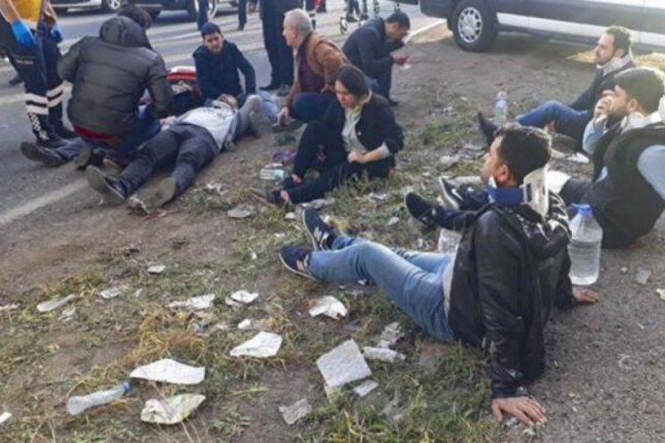 İş&ccedil;ileri taşıyan servis ara&ccedil;ları &ccedil;arpıştı: 18 yaralı