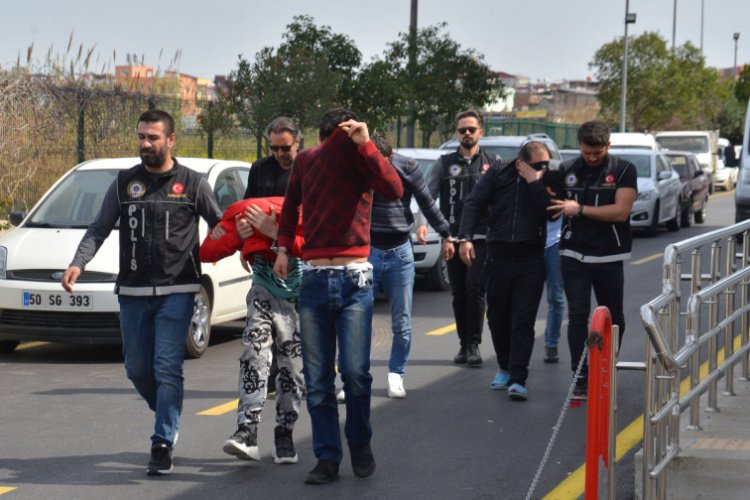 Uyuşturucu ş&uuml;phelisi y&uuml;z&uuml;n&uuml; gizlemeye &ccedil;alışırken d&uuml;şt&uuml;