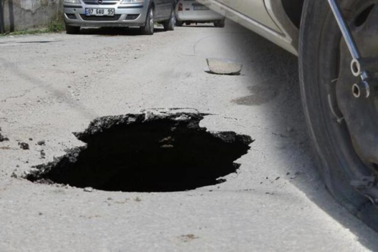 Otomobilin ge&ccedil;tiği sırada yol &ccedil;&ouml;kt&uuml;