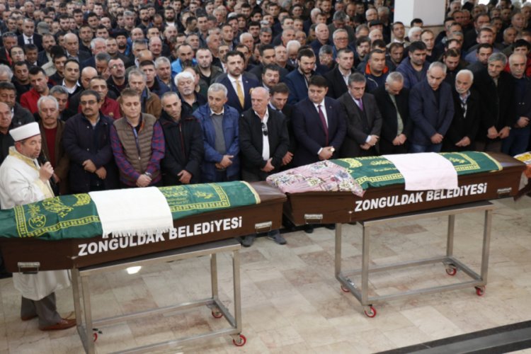 Mumdan &ccedil;ıkan yangında &ouml;len yaşlı &ccedil;ift son yolculuğuna uğurlandı