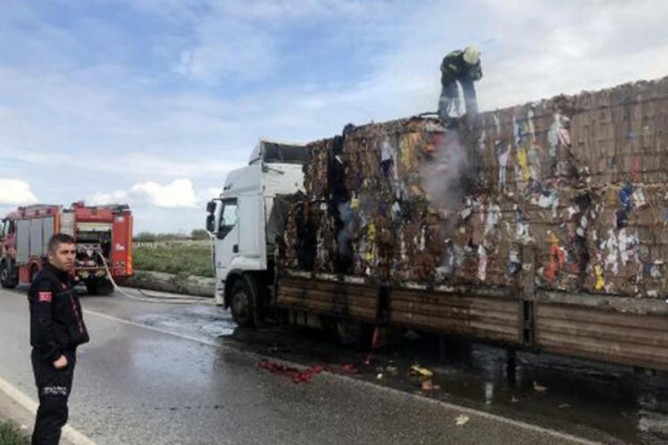 TIR'ın dorsesindeki kartonlar yandı