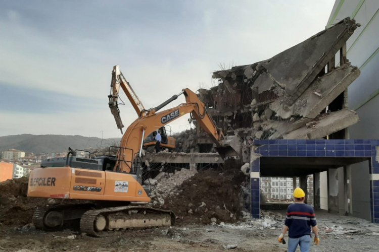 Zonguldak metruk binalardan temizleniyo