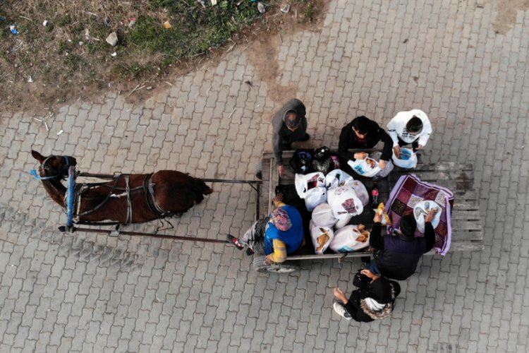 G&ouml;&ccedil;menler at arabalarıyla alışveriş yapıyor