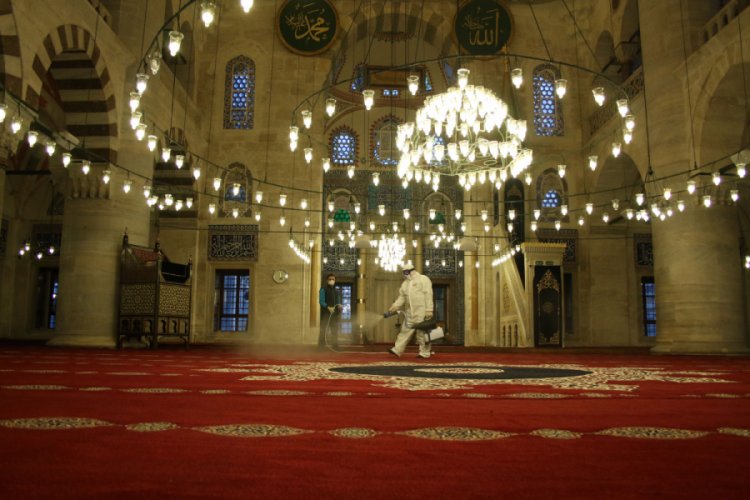 Camiler koronavir&uuml;se karşı dezenfekte edildi