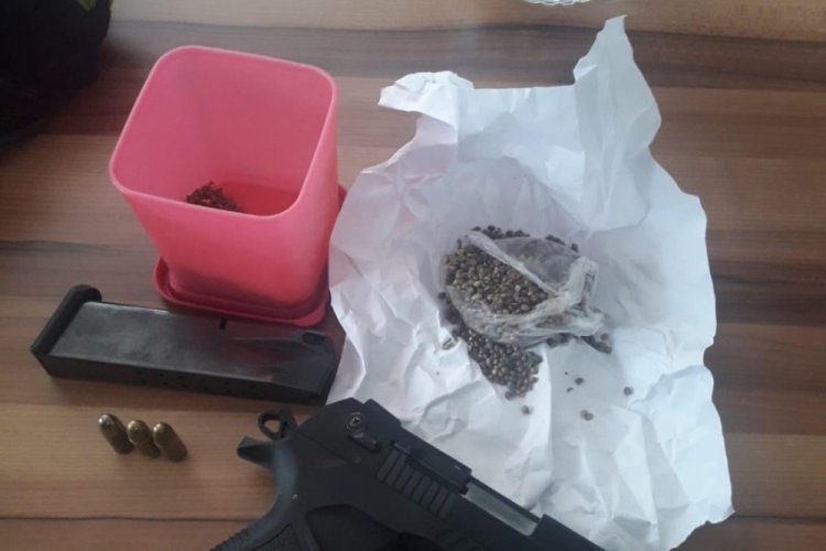 Ruhsatsız tabanca ve uyuşturucu ele ge&ccedil;irildi