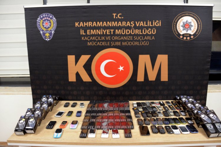 Kargolardan 327 ka&ccedil;ak cep telefonu &ccedil;ıktı