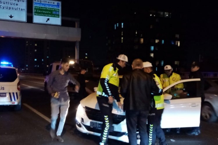 Otomobiller &ccedil;arpıştı trafik durma noktasına geldi
