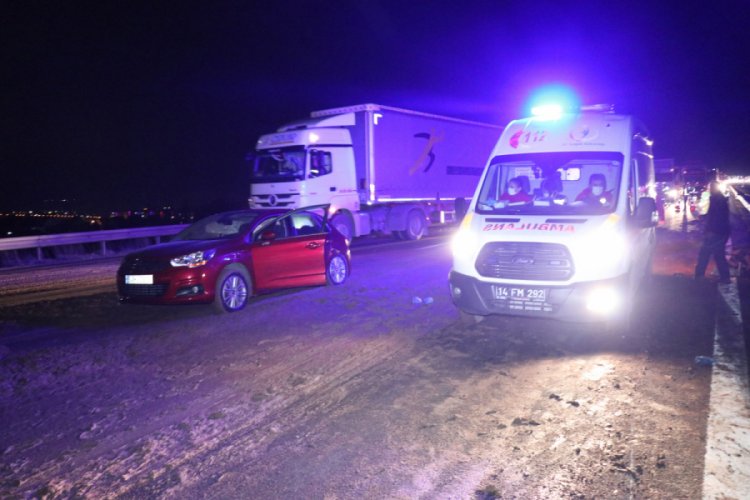 &Ouml;n&uuml;ndeki otomobile &ccedil;arpan g&uuml;bre y&uuml;kl&uuml; kamyon devrildi