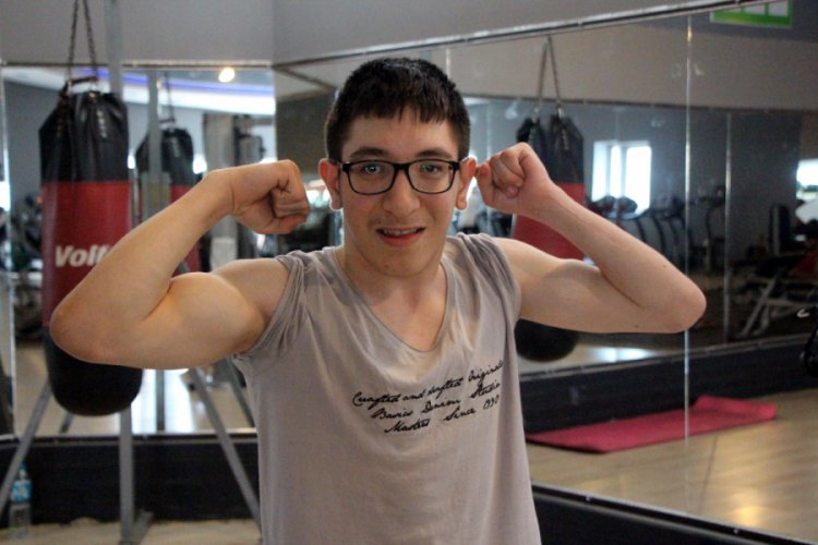 Spor sayesinde ilk kez tek başına y&uuml;r&uuml;meye başladı