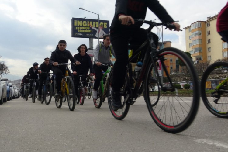 Bursa'da &ouml;ğrenciler &ccedil;evre i&ccedil;in pedal &ccedil;evirdi