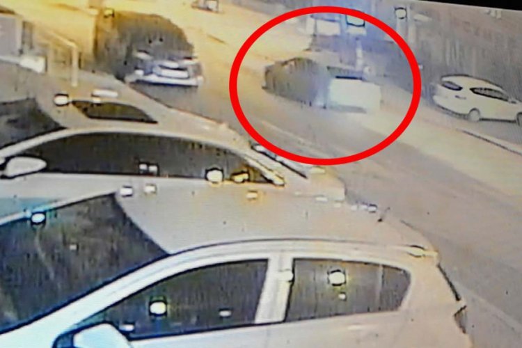 Bursa'da el freni &ccedil;ekilmeyen otomobil, ref&uuml;jdeki saksıya &ccedil;arptı