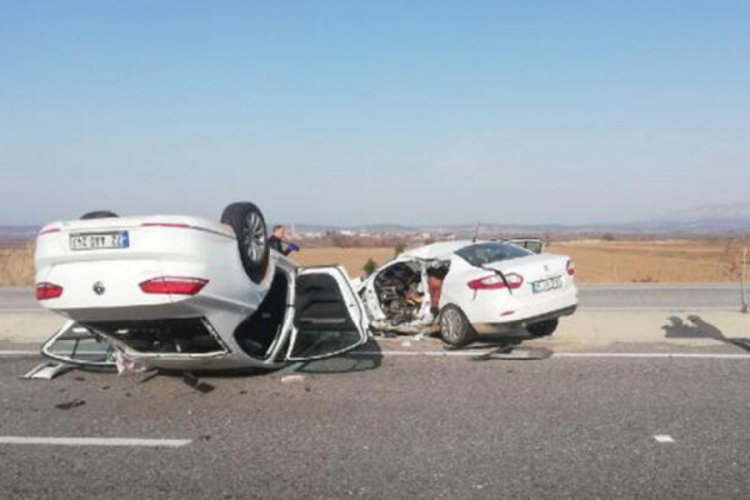 Otomobiller &ccedil;arpıştı: 1 &ouml;l&uuml;, 5 yaralı