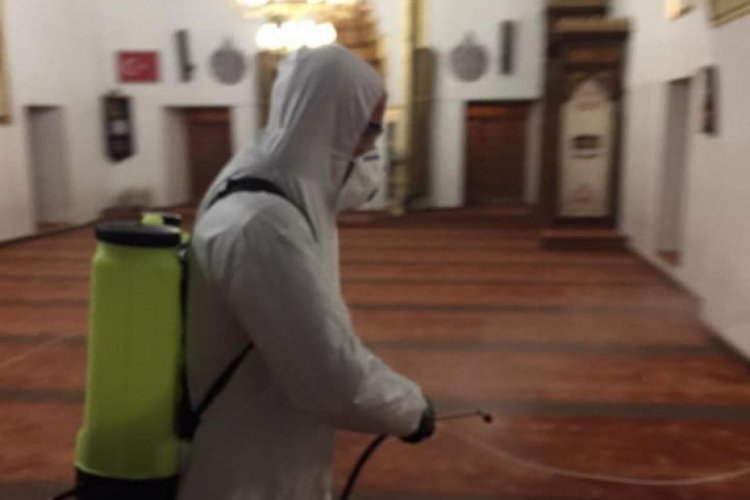 Bursa'da tarihi cami ve t&uuml;rbe dezenfekte edildi