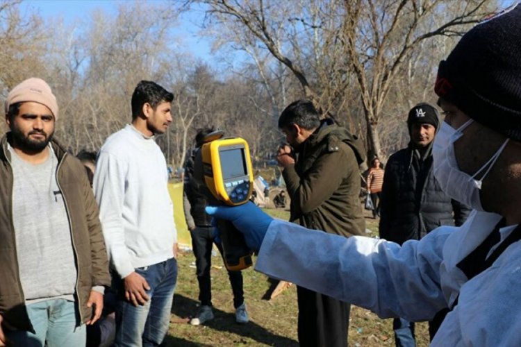 Edirne'den Avrupa'ya gitmeye &ccedil;alışan sığınmacılar sağlık taramasından ge&ccedil;iriliyor