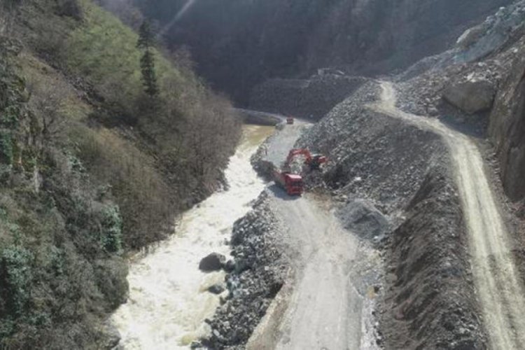 Taşan ırmağın suyu yolu kapattı