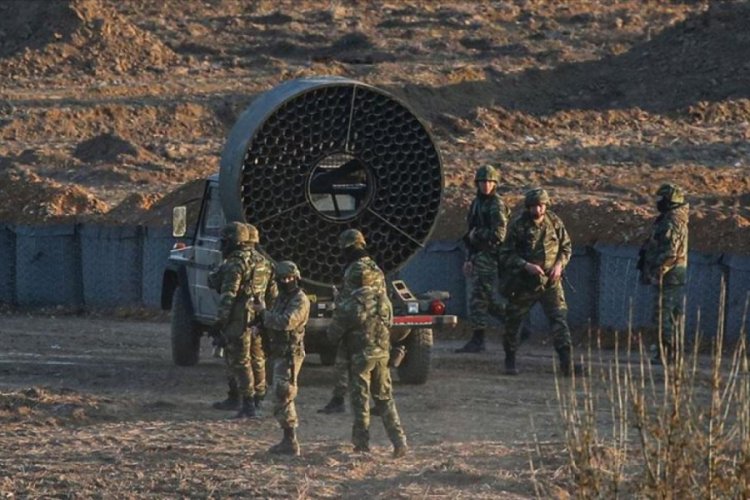 Yunanistan gaz bombalarının etkisini artırmak i&ccedil;in 'fan' &ccedil;alıştırıyor