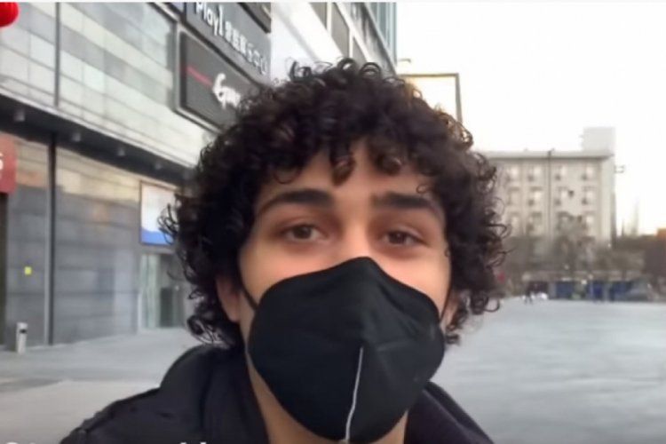 Koronavir&uuml;s&uuml; anlatan T&uuml;rk &ouml;ğretmene &Ccedil;in'e giriş yasağı