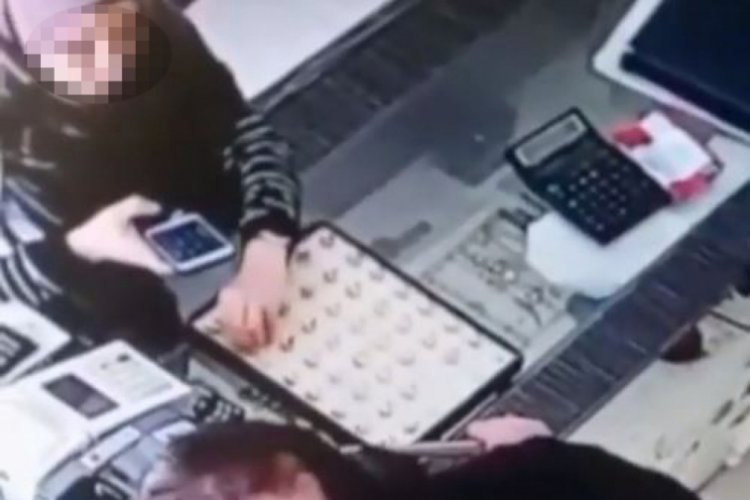 Kızının &ccedil;aldığı y&uuml;z&uuml;ğ&uuml; kuyumcuya teslim etti
