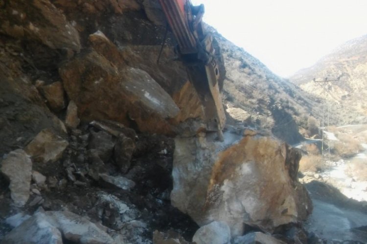 Heyelan sonrası yolu kapatan dev kayalar temizlendi