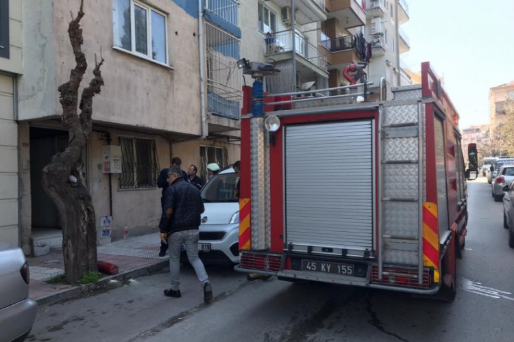 Apartmanın elektrik panosu patladı