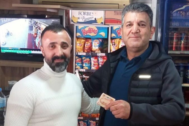 M&uuml;şterinin d&uuml;ş&uuml;rd&uuml;ğ&uuml; parayı teslim etti
