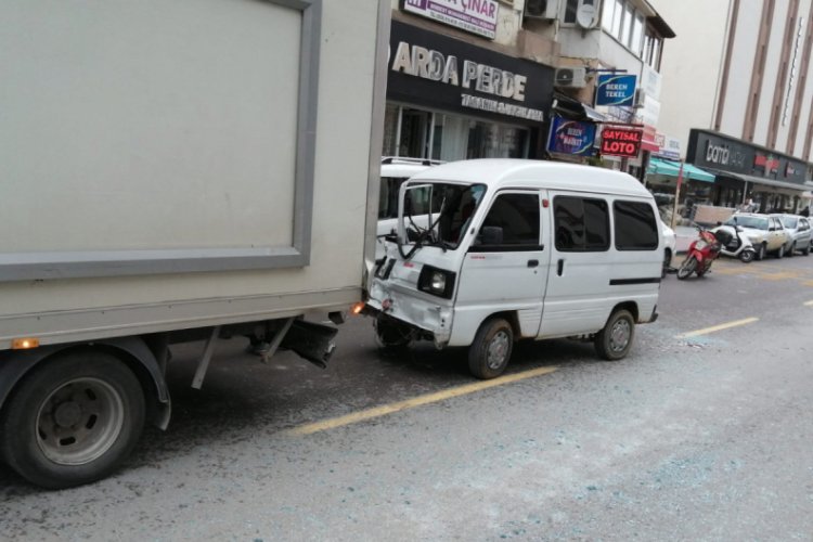 Telefonunu d&uuml;ş&uuml;r&uuml;nce kaza yaptı