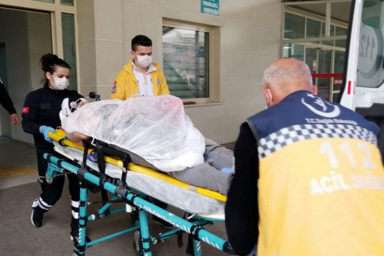 Hafif ticari ara&ccedil; ağaca &ccedil;arptı: 1 &ouml;l&uuml;, 2 yaralı