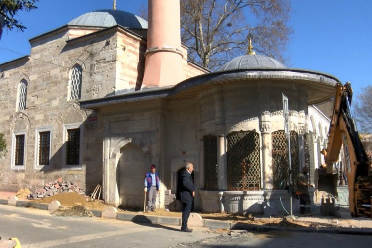Kaldırıma g&ouml;m&uuml;len tarihi &ccedil;eşme i&ccedil;in &ccedil;alışma başlatıldı
