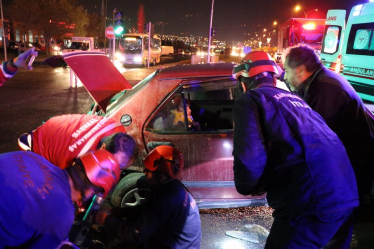 Otomobile sıkışan &ccedil;ocuğu babası teselli etti