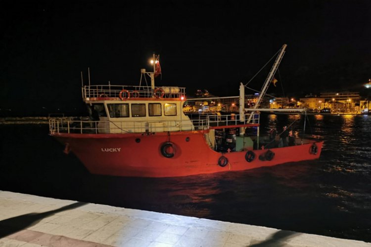 Balık&ccedil;ı teknesinde 125 g&ouml;&ccedil;men yakalandı