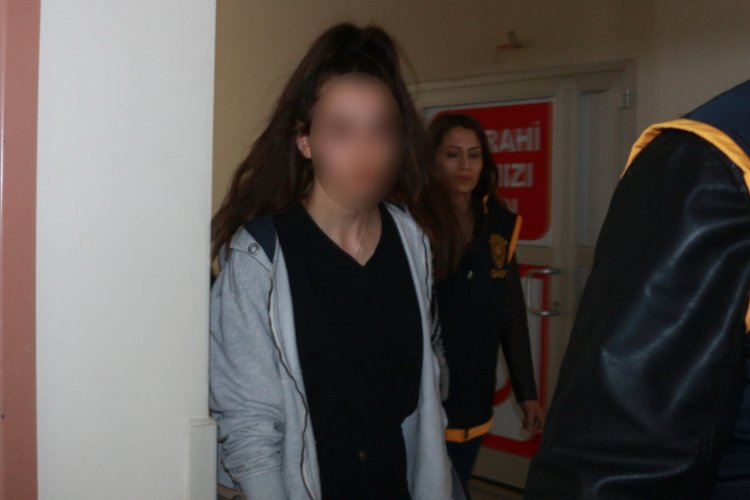 Babasını &ouml;ld&uuml;ren gen&ccedil; kız tutuklandı