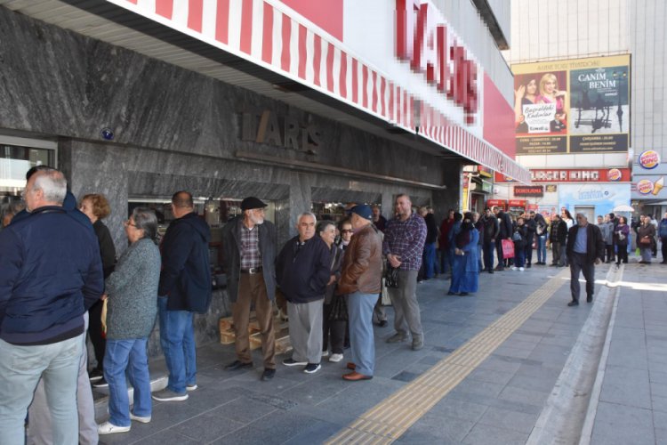 İzmirliler kolonya sırasına girdi