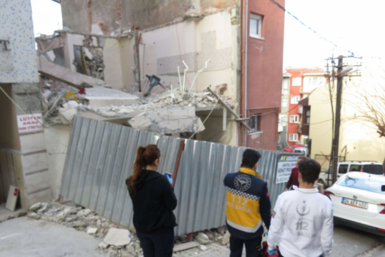 &Uuml;sk&uuml;dar'da bina yıkımında &ccedil;&ouml;kme