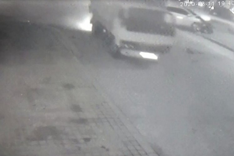 Bursa'da &ouml;nce kamyona, ardından elektrik direğine &ccedil;arptı