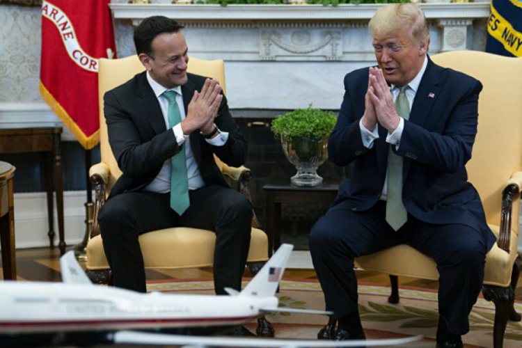 Trump, koronavir&uuml;s &ouml;nlemi olarak el sıkışmadı: Tuhaf bir histi