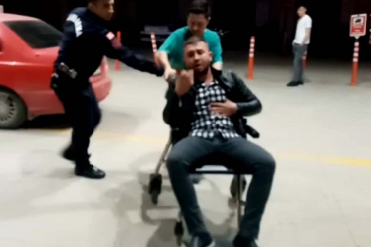 Bursa'da fenalaşan s&uuml;r&uuml;c&uuml;y&uuml; polis hastaneye yetiştirdi