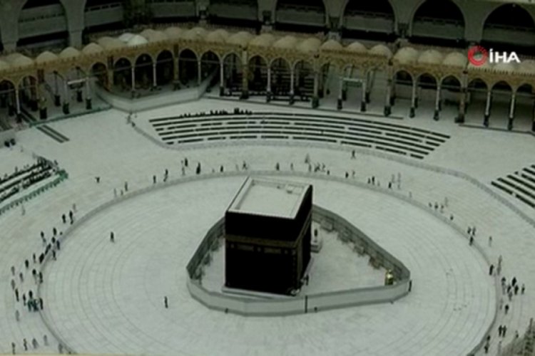 Kabe'de Cuma namazı tavaf alanının dışında kılındı